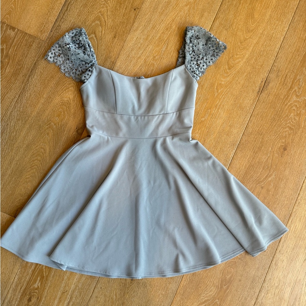 Elegant Dress with Lace Sleeves